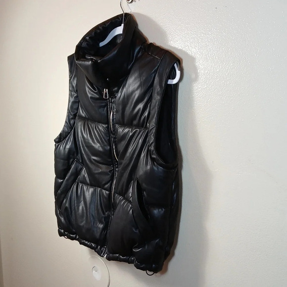 Bershka faux leather vest in black size medium - Picture 2 of 12